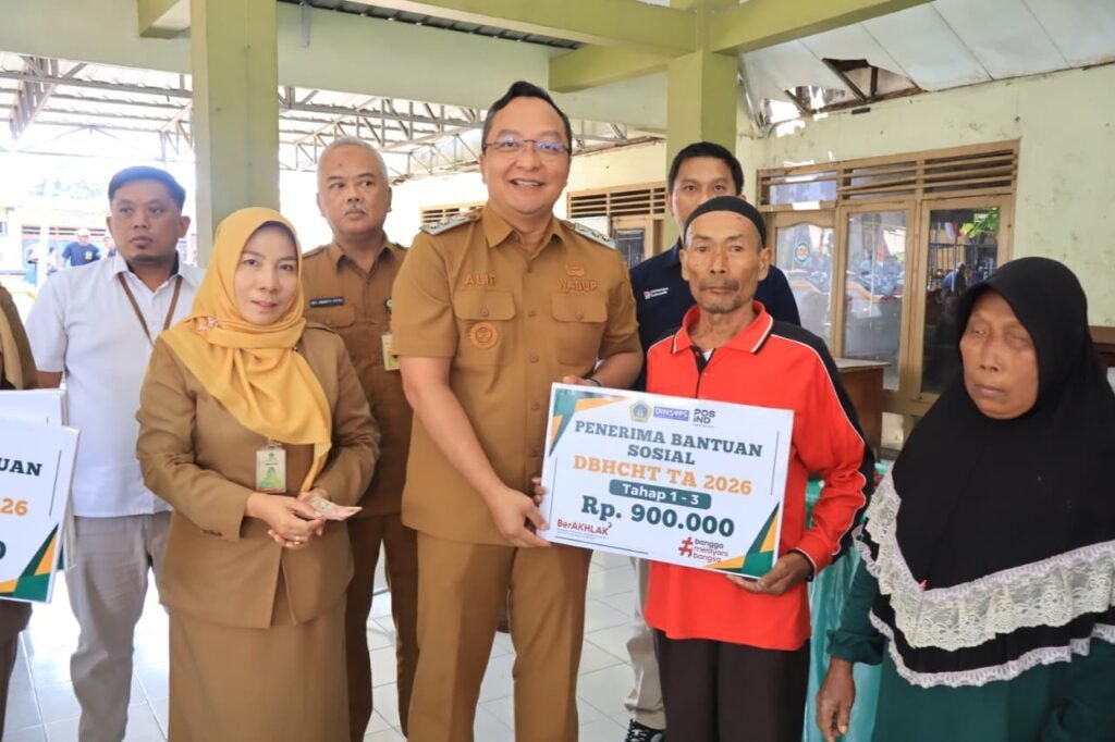 Wabup Gresik Buka Dialog Warga Saat Penyaluran BLT DBHCHT dan Bantuan Pangan di Benjeng