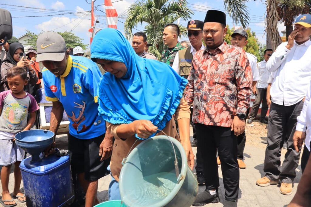 Pemkab Gresik Salurkan 20.000 Liter Air Bersih ke Warga Tenggor Hadapi Kemarau