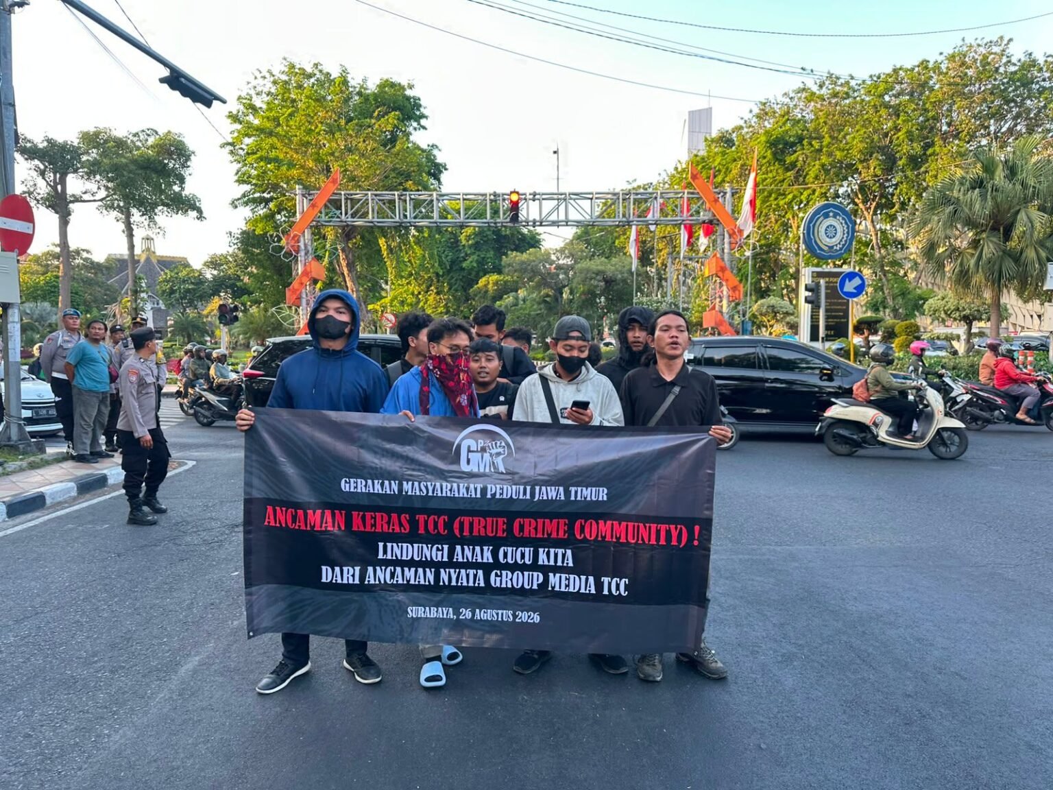Puluhan Pemuda Gelar Flashmob di KBS Surabaya, Serukan Waspada Radikalisme di Sekolah