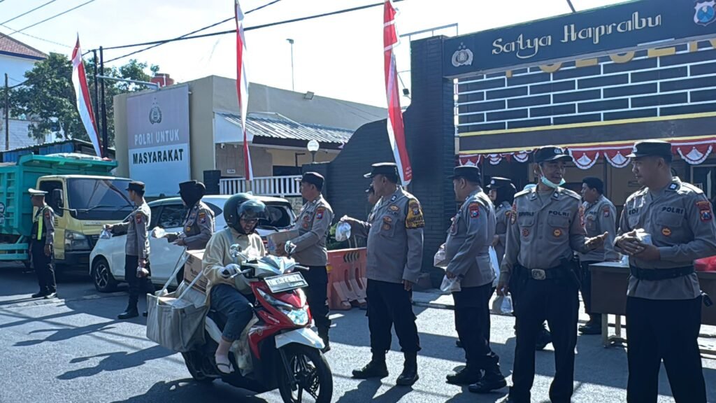Polsek Waru Bagikan 100 Paket Nasi dan Air Minum ke Pengguna Jalan