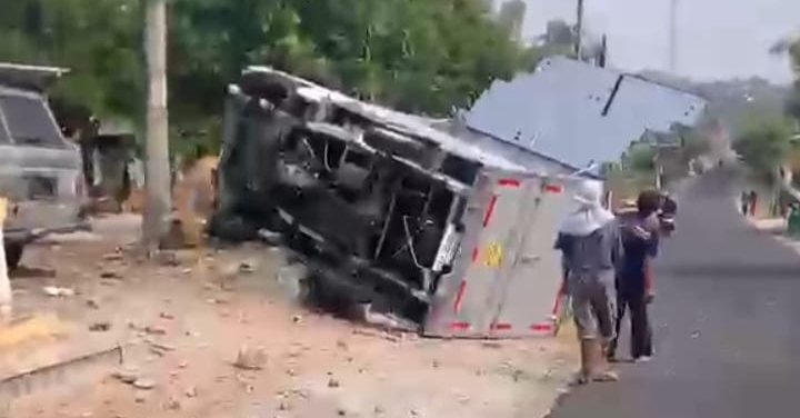 Pintu Sayap Terbuka Mendadak, Mobil Boks SPPG Jungkir Balik di Magetan