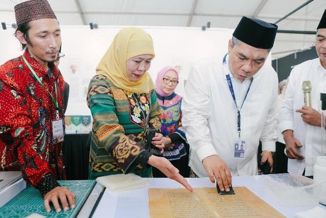Khofifah dan Wakil Rais Aam Syuriah PBNU Buka Pameran dan Klinik Turots