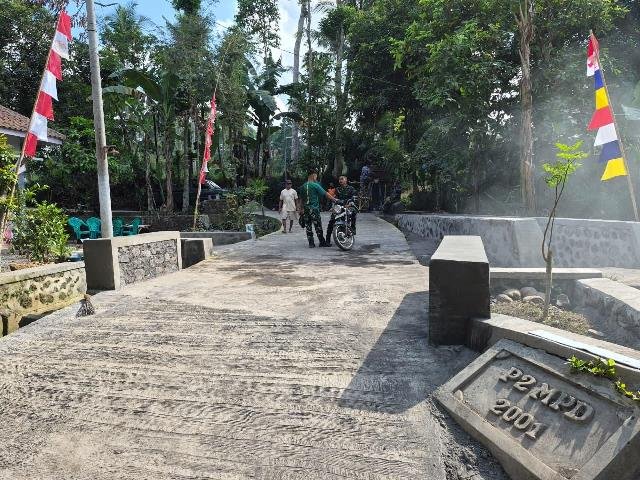 Hasil Karya TMMD, Bikin Bangku Beton untuk Warga Bersantai