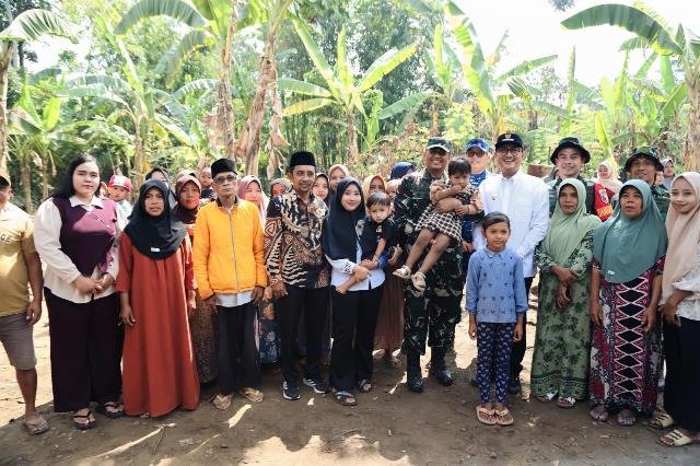 Jelang Akhir TMMD di Lumajang, Rombongan Foto Bersama Warga