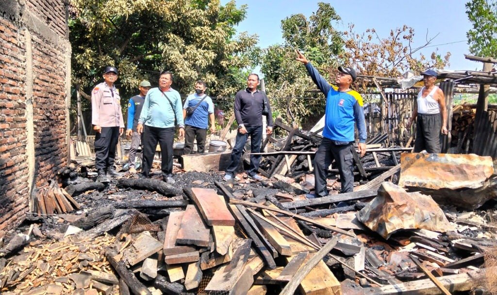 Bara Sisa Kayu Perapian Tungku Masak Musnahkan Dapur Warga Madiun