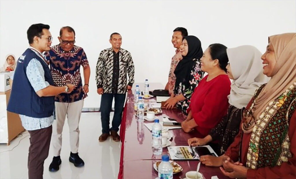 Perkuat Pemasaran, 25 UMKM Probolinggo Terima Bantuan Etalase
