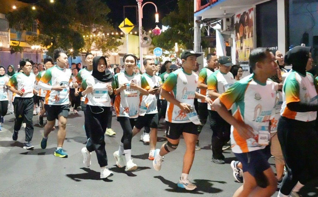 Tumplek Blek! Tiga Ribu Pelari Ramaikan Adhyaksa Night Run Merah Putih 2026 yang Digelar PWI Nganjuk