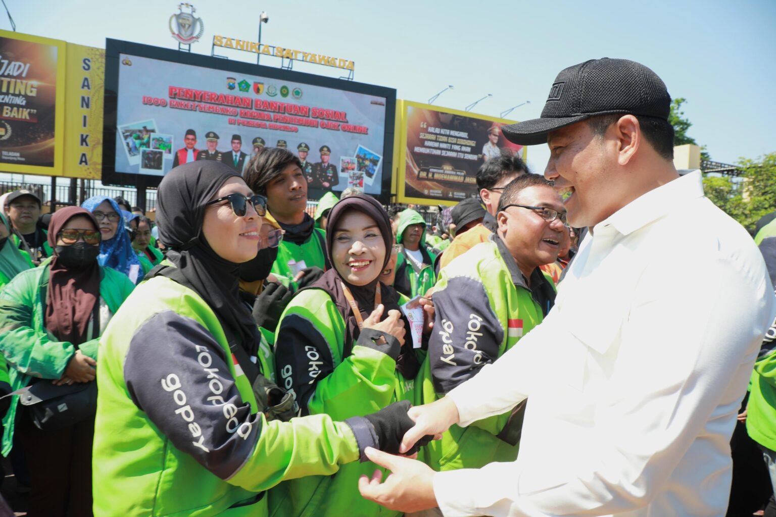 Pemkab Sidoarjo dan Forkopimda Salurkan 1.000 Paket Beras untuk Pengemudi Ojol