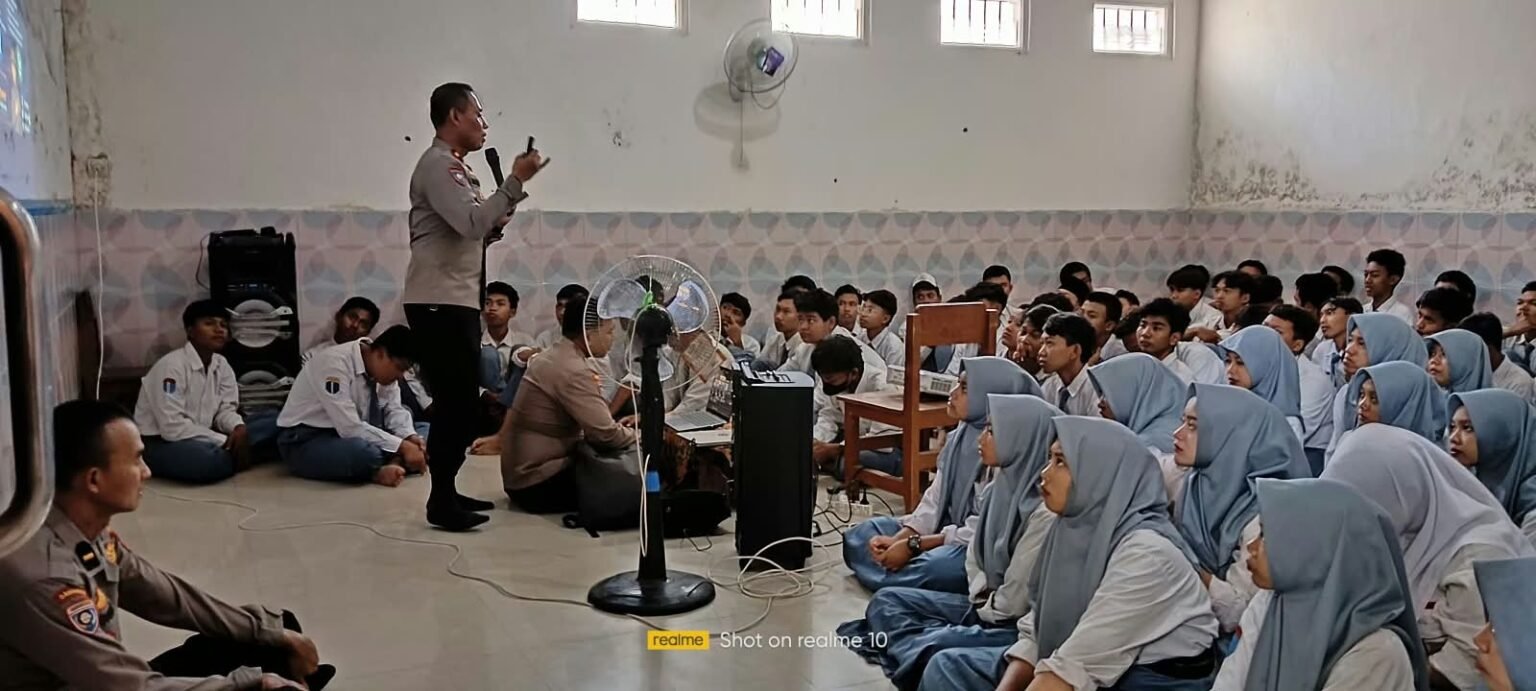 Cegah Kenakalan Remaja, Sat Binmas Polresta Sidoarjo Beri Penyuluhan di MA Hasyim Asy’ari