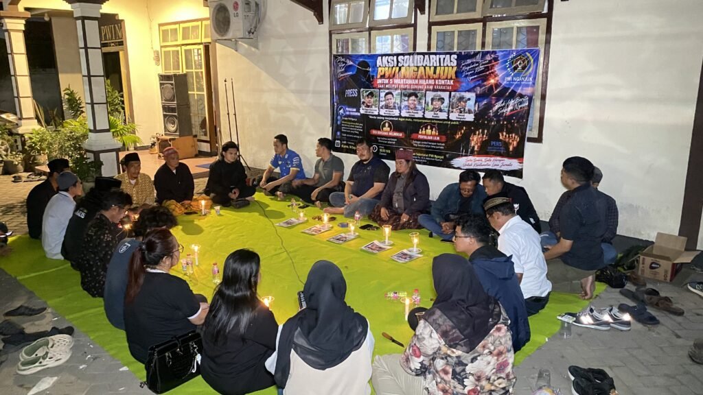 Nyalakan Lilin dan Panjatkan Doa untuk Lima Wartawan yang Hilang Kontak di Selat Sunda, PWI Nganjuk: Tak Ada Berita Seharga Nyawa