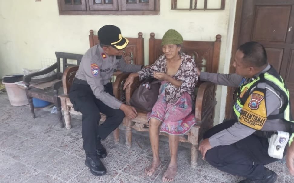Jumat Berkah Polsek Taman, Polisi Bagikan Sembako dan Serap Aspirasi Warga