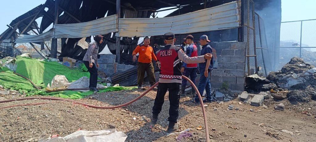 Gudang Rongsokan di Krian Terbakar, Kerugian Ditaksir Rp10 Juta
