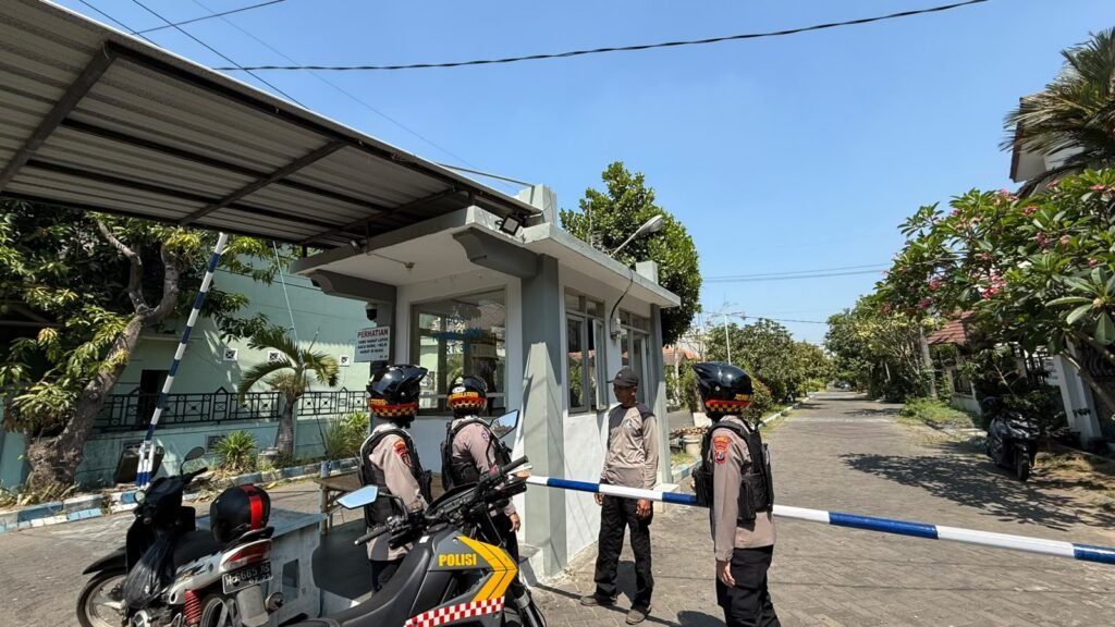 Jaga Kamtibmas, Polwan Jenggala Presisi Polresta Sidoarjo Sambangi Sekolah dan Perumahan