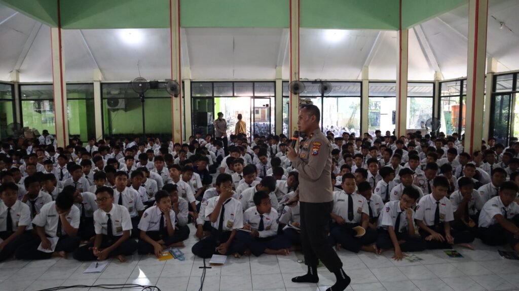 Sat Binmas Polresta Sidoarjo Beri Penyuluhan Kenakalan Remaja dan Bullying di SMPN 1 Waru