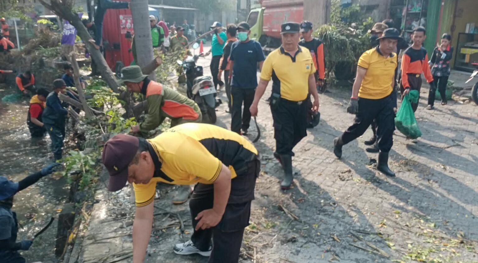 Polsek Tulangan dan Sungai Watch Bersihkan Sungai di Desa Grabagan