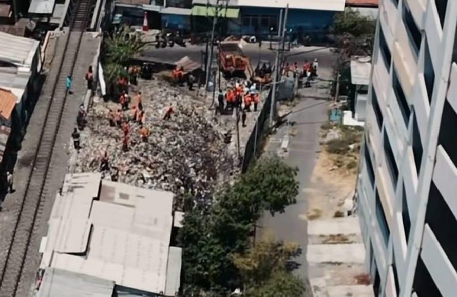 Gunungan Sampah Ilegal Ditemukan di Belakang Pasar Turi