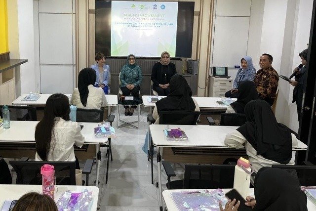 54 Warga Surabaya Dibekali Skill Perawatan Wajah