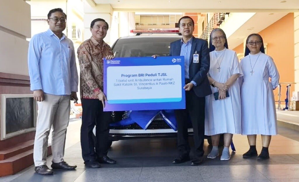 Perkuat Layanan Kesehatan, BRI Region 12 Surabaya Serahkan Mobil Ambulans untuk RKZ Surabaya