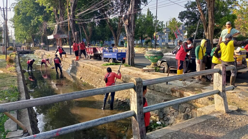 Jelang Kunjungan Panglima TNI, Pemkab Sumenep Gelar Aksi Bersih-Bersih di GOR A. Yani