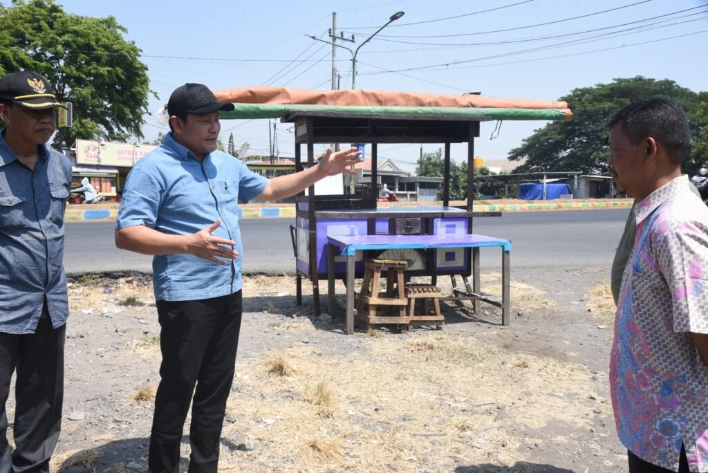 Bupati Subandi Minta Persimpangan Depan Polsek Jabon Segera Dilebarkan