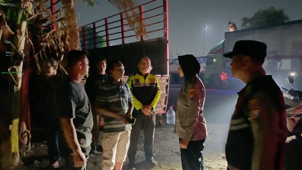 Polsek Krian Respon Cepat Kebakaran Rumput Liar di Watugolong