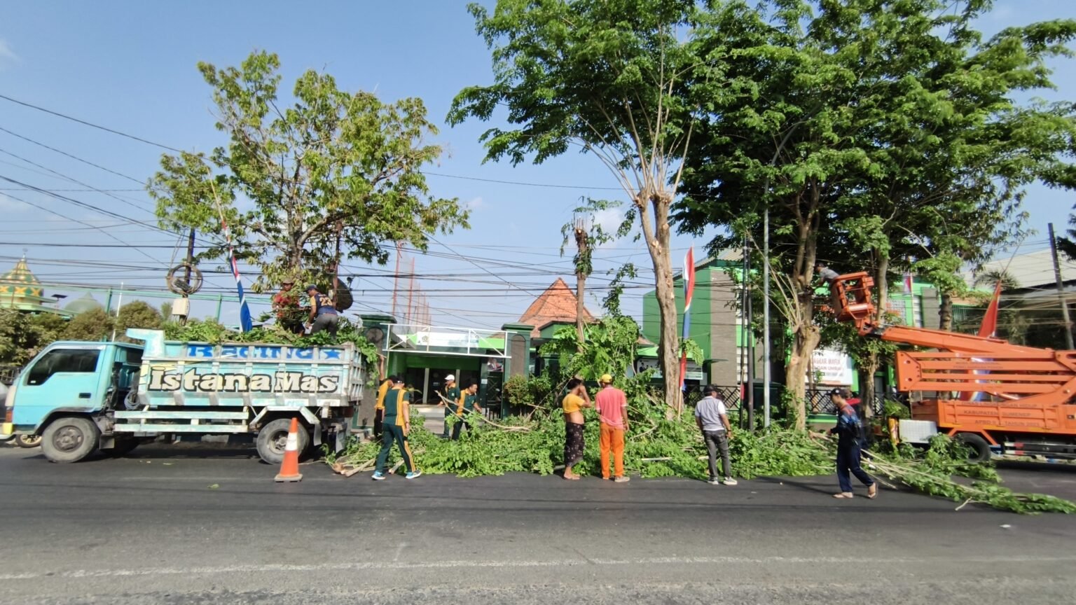 DLH dan Kemenag Sumenep Gelar Aksi Bersih-Bersih di Jalan KH Agus Salim