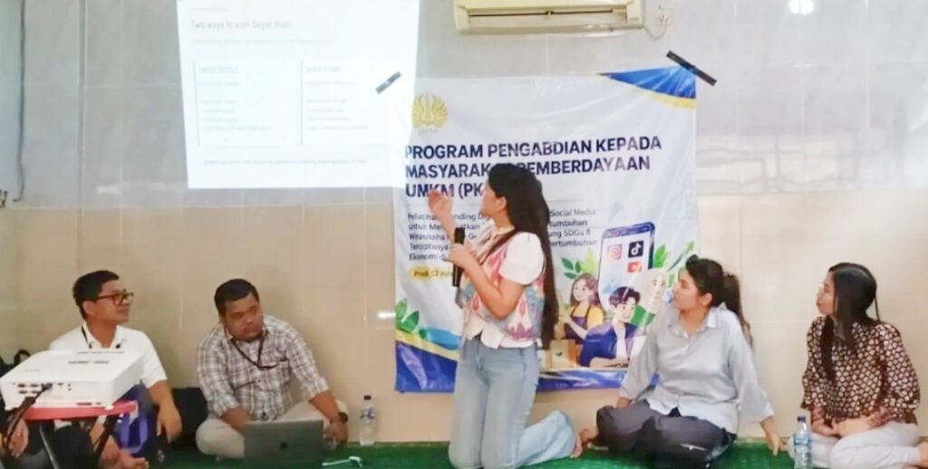 UNESA Latih UMKM Kebomas Gresik Perkuat Branding dan Pemasaran Digital