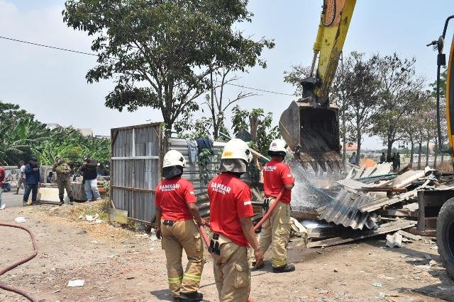 Satpol PP Tertibkan Aset di Jalan Nambangan