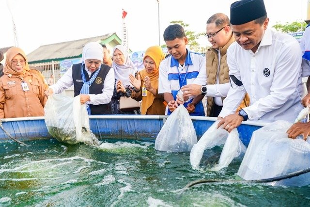 Gubernur Jatim Berikan Bantuan Biaya Pendidikan Murid Afirmasi