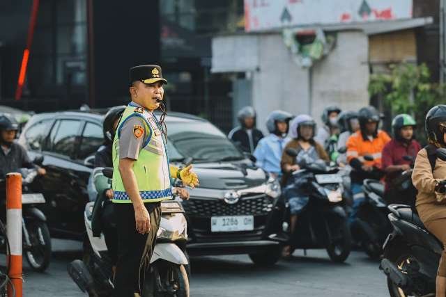 Kapolda Jatim Turun Langsung Atur Lalu Lintas di Jl A Yani