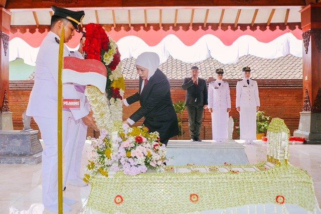Gubernur Khofifah Pimpin Ziarah ke Makam Gubernur Soerjo