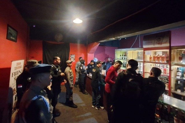 Lagi, Satpol PP Surabaya Segel Toko Miras