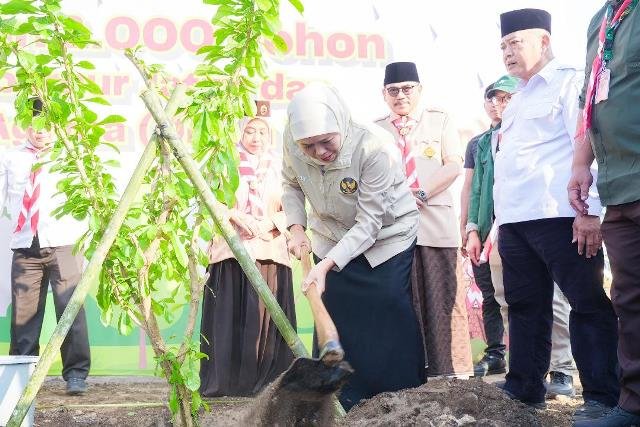 Khofifah Tanam Seribu Pohon bersama Santri Pramuka PPSN VI