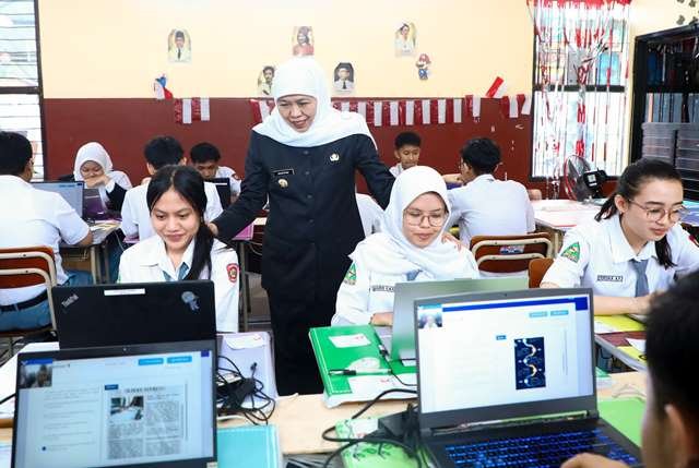 Khofifah Semangati Siswa yang Ikuti TKA di SMKN 8 Malang